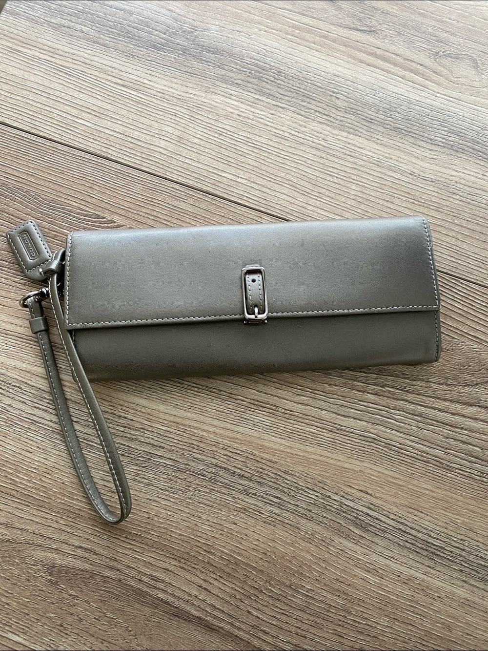 Vintage Coach Leather Wristlet in Gray Silver w/ Silver-toned Clasp